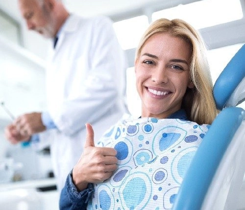 Glückliche Patientin nach Notfall-Behandlung beim Zahnarzt
