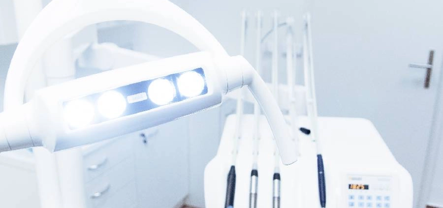 Moderne Ausstattung für Behandlungen beim Zahnarzt