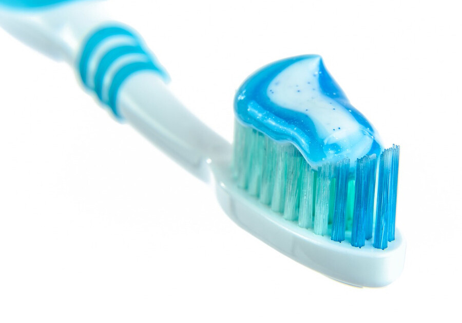 Zahnbürste mit Zahncreme mit aufhellendem Effekt - ausreichend um einzelnen Zahn aufzuhellen?