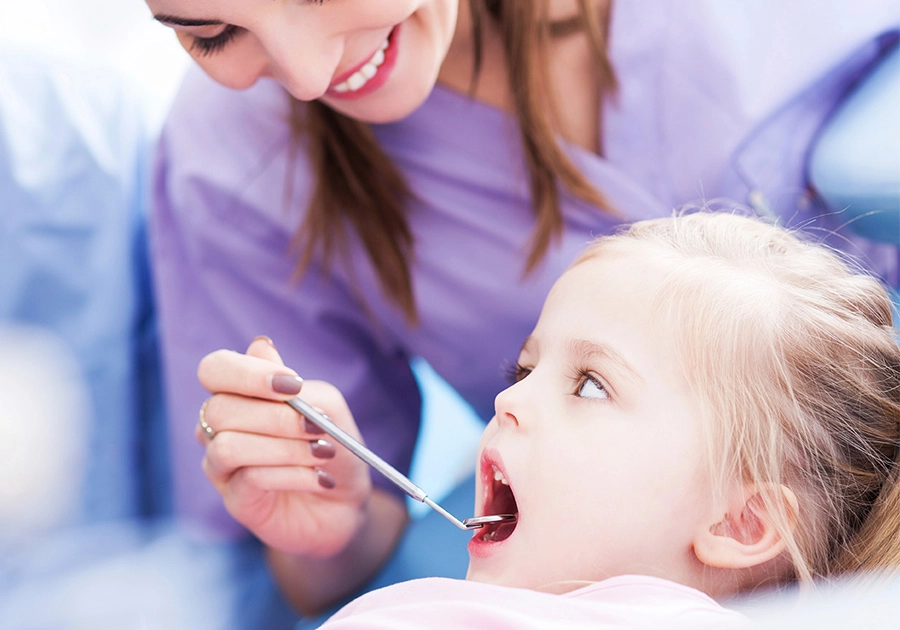 Fissurenversiegelung durch Zahnarzt als Prophylaxe-Massnahme für Kinder