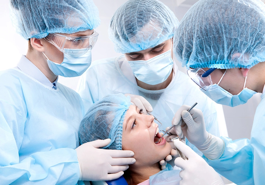 Zahnchirurgischer Eingriff durch Zahnärzte