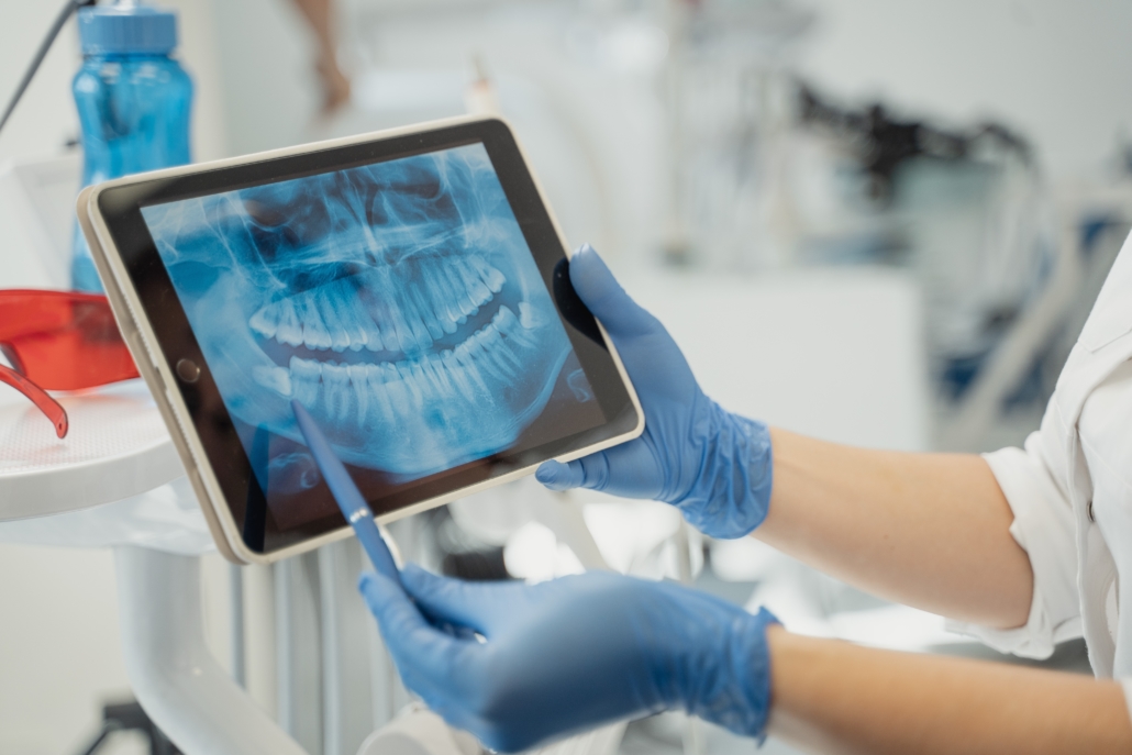 Advice with X-ray by dentist for anxious patients at Zahnärzte Neustadt Passage in Zug